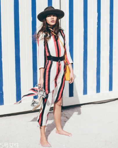 條紋連衣裙配什么鞋子？條紋連衣裙搭配鞋子圖片