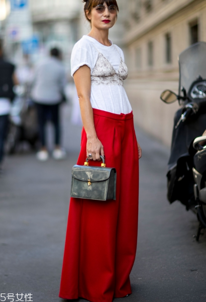 白色t恤配什么褲子？白色t恤搭配褲子圖片