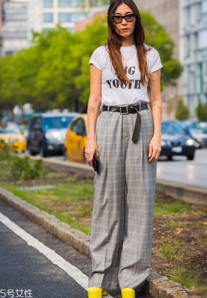 白色t恤配什么褲子？白色t恤搭配褲子圖片