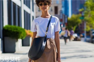 白色t恤配什么裙子？白色t恤搭配裙子圖片