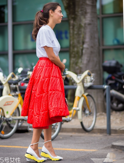 白色t恤配什么裙子？白色t恤搭配裙子圖片