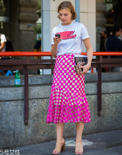 白色t恤配什么裙子？白色t恤搭配裙子圖片