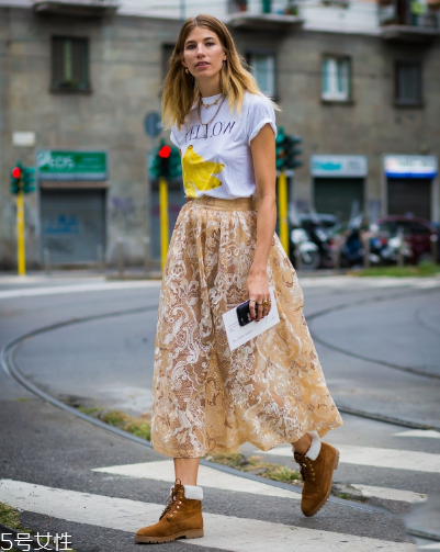 白色t恤配什么裙子？白色t恤搭配裙子圖片