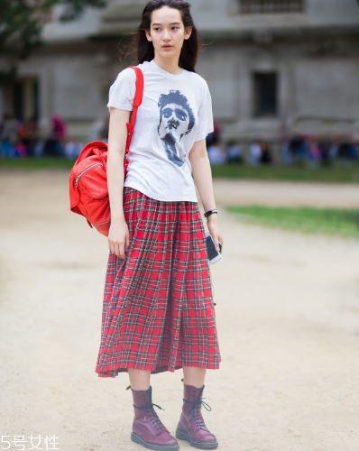 白色t恤配什么裙子？白色t恤搭配裙子圖片