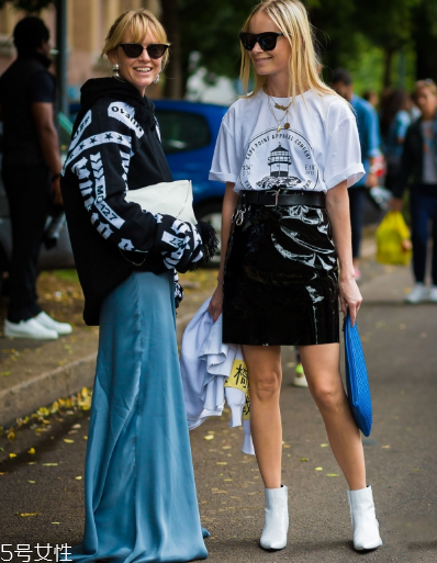 白色t恤配什么裙子？白色t恤搭配裙子圖片