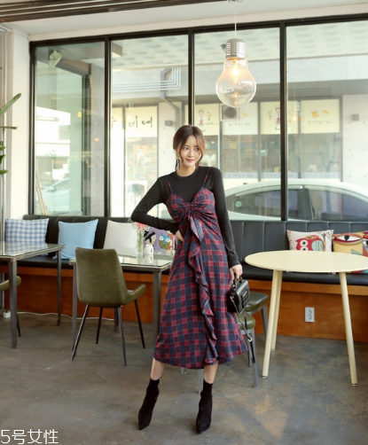 吊帶連衣裙配什么鞋子？吊帶連衣裙搭配鞋子圖片