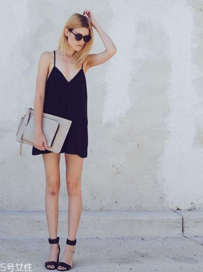 吊帶連衣裙配什么鞋子？吊帶連衣裙搭配鞋子圖片
