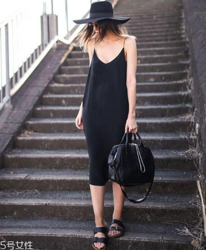 吊帶連衣裙配什么鞋子？吊帶連衣裙搭配鞋子圖片