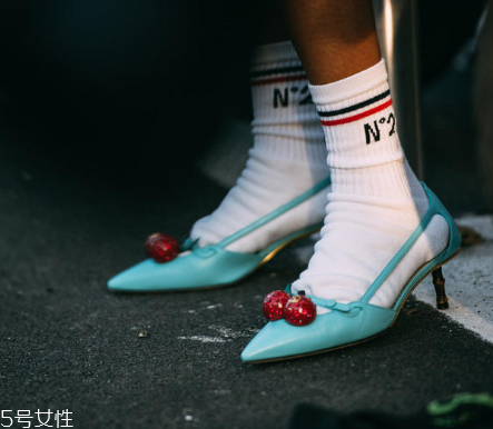 襪子怎么搭配時(shí)尚？襪子外露搭配圖片