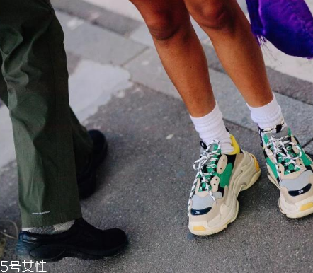 襪子怎么搭配時(shí)尚？襪子外露搭配圖片