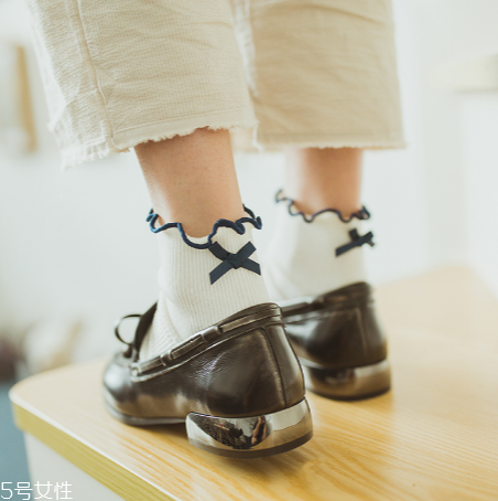 襪子怎么搭配時(shí)尚？襪子外露搭配圖片