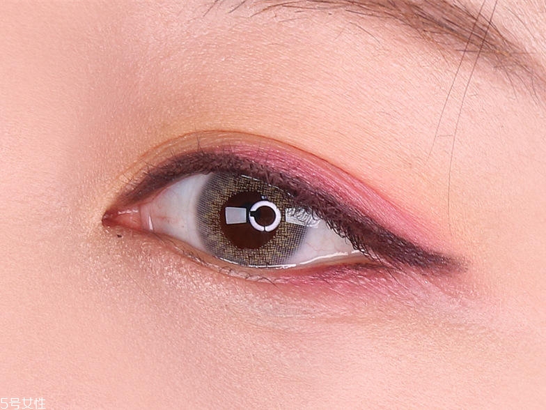 撞色妝怎么化好看 簡單撞色妝圖解教程 撞色妝怎么化好看 簡單撞色妝圖解教程