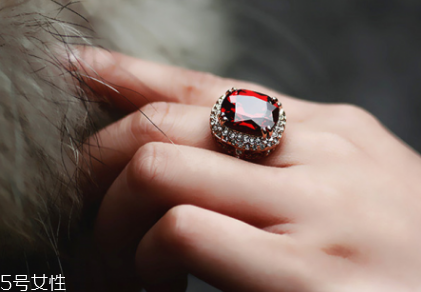 碧璽戒指一般多少錢？碧璽戒指的市場(chǎng)價(jià)值