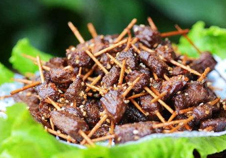 牙簽牛肉是哪里的小吃 牙簽牛肉好吃嗎 牙簽牛肉是哪里的小吃 牙簽牛肉好吃嗎