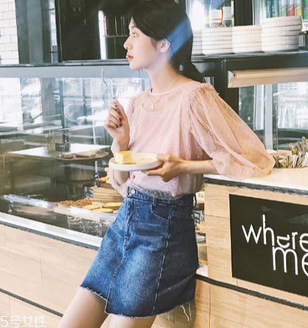 牛仔半身裙怎么搭配？牛仔半身裙搭配技巧