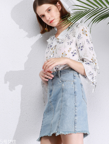 牛仔半身裙怎么搭配？牛仔半身裙搭配技巧