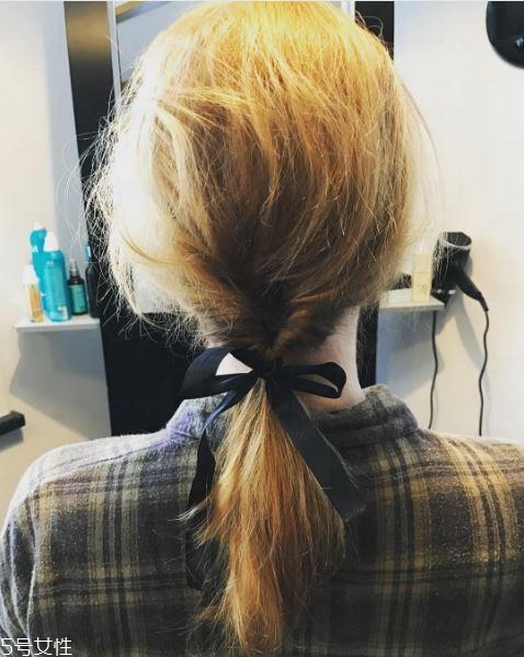 絲巾編發(fā)圖解 絲巾馬尾編發(fā)教程 絲巾編發(fā)圖解 絲巾馬尾編發(fā)教程