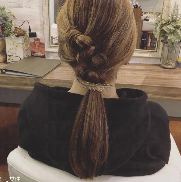 絲巾編發(fā)圖解 絲巾馬尾編發(fā)教程 絲巾編發(fā)圖解 絲巾馬尾編發(fā)教程