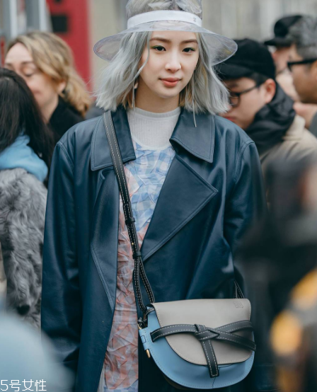 loewe gate bag尺寸多大？羅意威18新款馬鞍包有幾種尺寸