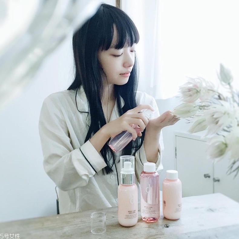 經(jīng)期中用什么護(hù)膚品好 經(jīng)期護(hù)膚法改變顏值 經(jīng)期中用什么護(hù)膚品好 經(jīng)期護(hù)膚法改變顏值