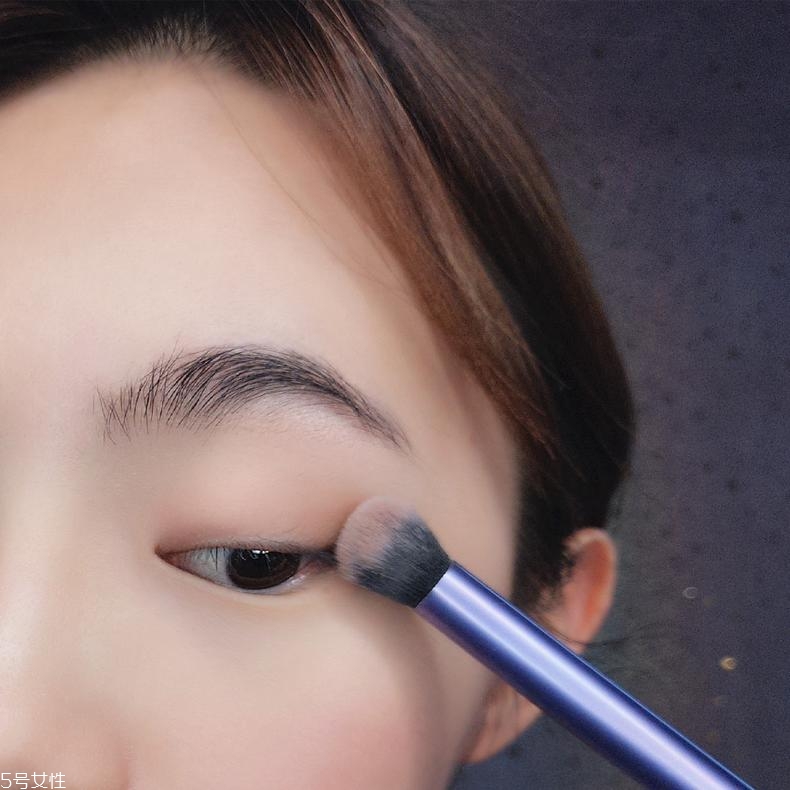 日常妝眼影用什么色系 溫婉親和新手妝容教程 日常妝眼影用什么色系 溫婉親和新手妝容教程