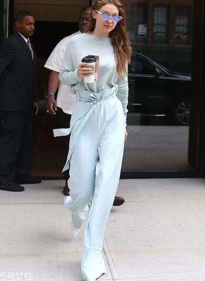 紙袋褲怎么搭配？紙袋褲搭配技巧