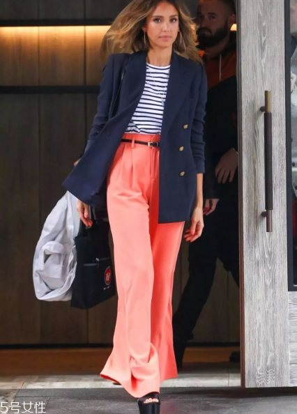 紙袋褲怎么搭配？紙袋褲搭配技巧