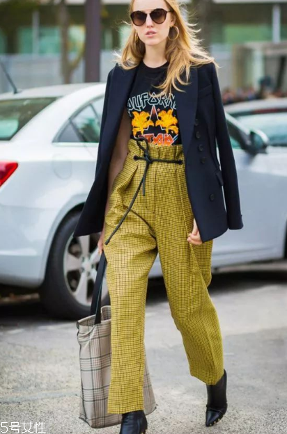 紙袋褲怎么搭配？紙袋褲搭配技巧