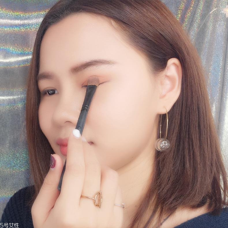 紫棕色眼妝怎么化妝好看 內(nèi)雙也能氣質滿滿的妝容