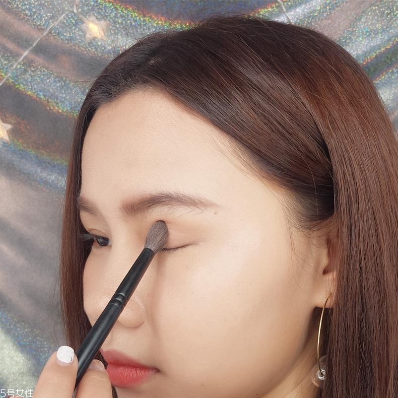 紫棕色眼妝怎么化妝好看 內(nèi)雙也能氣質滿滿的妝容