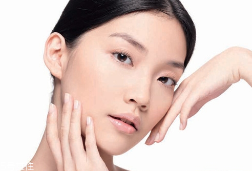 粉底不服帖怎么辦 粉底不吸收的完美底妝訣竅 粉底不服帖怎么辦 粉底不吸收的完美底妝訣竅