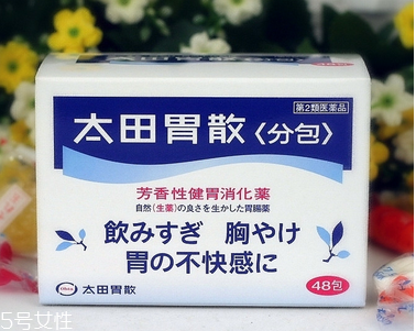 太田胃散的功效 太田胃散治什么?。?></p><h3>胃疼一般在哪個(gè)位置</h3><p>胃位于腹腔左上方，大部分在左季肋部，小部分在上腹部。上與食管下端相連，下與十二指腸球部相連。與食管連接處稱賁門，與十二指腸球部相連稱為幽門。胃從左膈下自左向右橫跨上腹部。胃的形態(tài)、大小和位置的變異，取決于體型、體位、胃壁張力、胃的膨脹度以及鄰近器官有無(wú)對(duì)胃的壓迫等。</p><p>當(dāng)胃內(nèi)容物排空時(shí)可能鄰近臟器全部掩蓋，當(dāng)胃充盈時(shí)胃前壁大部分與橫膈相接觸，胃體前壁的一部分與前腹壁直接接觸。胃的活動(dòng)度也很大，其位置隨體位、橫膈運(yùn)動(dòng)、胸腔內(nèi)壓力和腹腔內(nèi)壓力的改變而變化，如深吸氣時(shí)胃可下降數(shù)厘米，腹部壓力增加時(shí)胃的位置可向上移。</p><p>胃可分為4部分：進(jìn)賁門的部分稱賁門部;自賁門平面向左上方膨隆的部分稱胃底，新生兒和小兒的胃底不明顯;胃的中部為胃體;進(jìn)幽門的部分為幽門部(又稱胃竇部)，即由角切跡向胃大彎膨隆處作一連線的右側(cè)為幽門部。幽門部的大彎側(cè)常有一淺溝稱中間溝，借此溝可將幽門部分為左側(cè)的幽門竇和右側(cè)的幽門管，幽門管長(zhǎng)約2～3厘米，終止于幽門。此處，臨床上尚可應(yīng)用以下一些解剖標(biāo)志：胃靠近前腹壁的一面稱胃前壁，相對(duì)的稱胃后壁，胃前壁和胃后壁相連的上緣稱胃小彎，下緣稱胃大彎，胃小彎在離幽門2.5～3厘米處，有一凹入痕跡稱胃角或胃角切跡。</p><p>胃痛都是中上腹痛.胃在左肋的的下面一點(diǎn)點(diǎn),也就是在心臟的下面,不過(guò),胃病的種類比較多,表現(xiàn)的癥狀也不相同,一般常見(jiàn)的胃痛一般是胃炎或者胃潰瘍引起的,而且,胃潰瘍一般伴有反酸的現(xiàn)象.痛的時(shí)候是左腹部痛,如果嚴(yán)重的話,可能左右都會(huì)痛的。</p><p style=