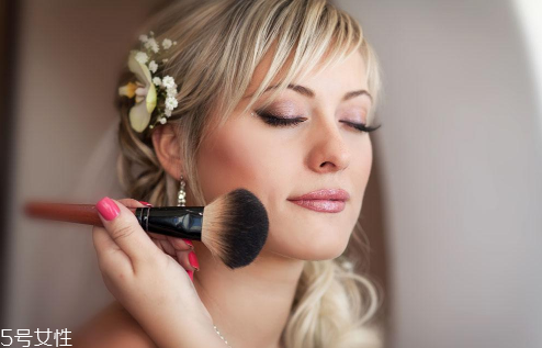 夏天化妝脖子黑怎么辦 皮膚黑畫什么妝好看 夏天化妝脖子黑怎么辦 皮膚黑畫什么妝好看