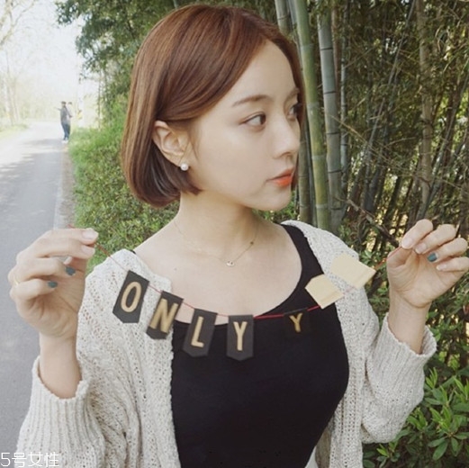 直發(fā)夾板怎么弄內(nèi)扣 直發(fā)夾板弄卷發(fā)圖解 直發(fā)夾板怎么弄內(nèi)扣 直發(fā)夾板弄卷發(fā)圖解