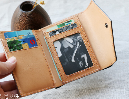 錢包弄上油漬怎么清洗？錢包上的油漬清洗方法