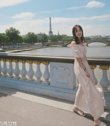 一字肩連衣裙怎么搭配？一字肩連衣裙搭配圖片