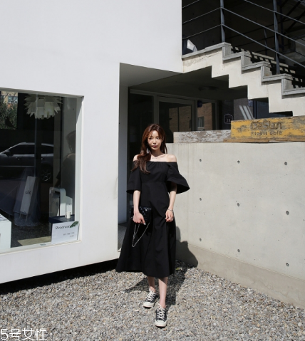 一字肩連衣裙怎么搭配？一字肩連衣裙搭配圖片