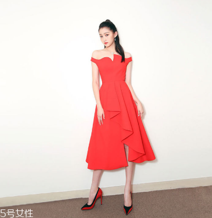 一字肩連衣裙怎么搭配？一字肩連衣裙搭配圖片