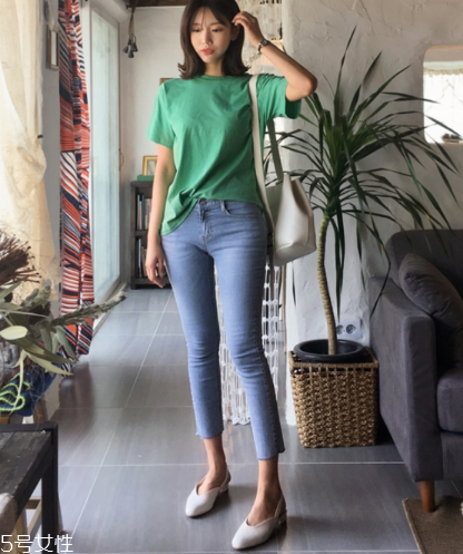 綠色短袖怎么搭配？綠色短袖搭配技巧