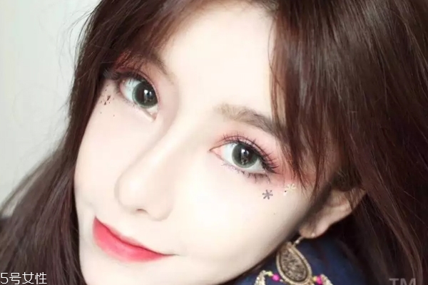 綠色美瞳適合畫什么妝 綠色美瞳給人什么感覺(jué)