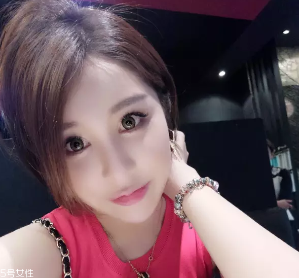 綠色美瞳適合畫什么妝 綠色美瞳給人什么感覺(jué)