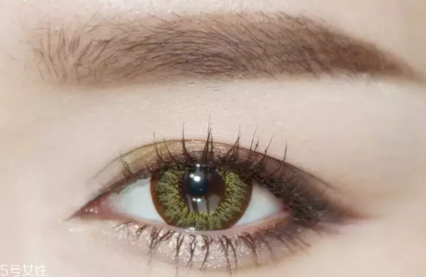 綠色美瞳適合畫什么妝 綠色美瞳給人什么感覺(jué)