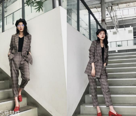 煙管褲怎么穿好看？煙管褲搭配技巧