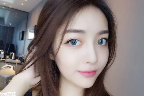 藍(lán)色美瞳涂什么口紅好看 藍(lán)色美瞳妝圖片 藍(lán)色美瞳涂什么口紅好看 藍(lán)色美瞳妝圖片