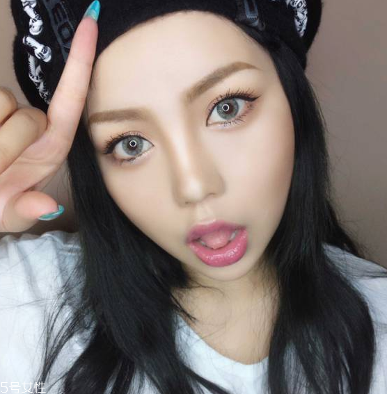 藍(lán)色美瞳涂什么口紅好看 藍(lán)色美瞳妝圖片 藍(lán)色美瞳涂什么口紅好看 藍(lán)色美瞳妝圖片