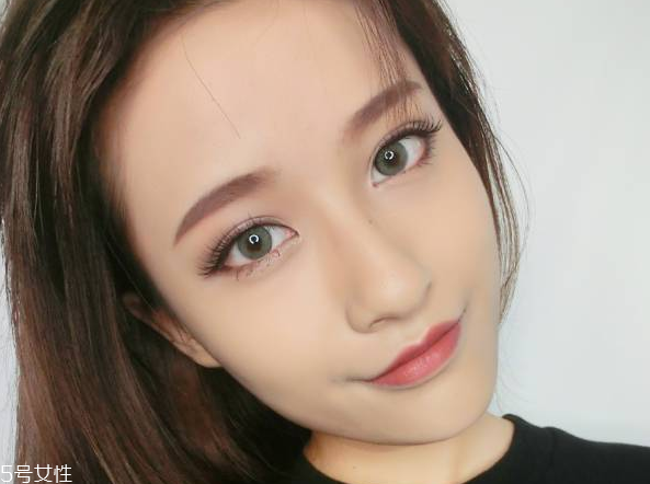 藍(lán)色美瞳涂什么口紅好看 藍(lán)色美瞳妝圖片 藍(lán)色美瞳涂什么口紅好看 藍(lán)色美瞳妝圖片