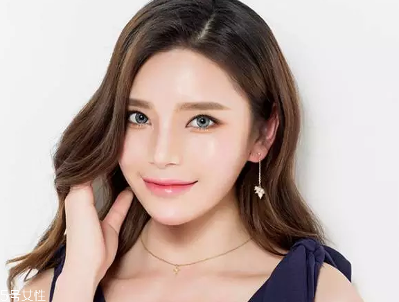 藍(lán)色美瞳涂什么口紅好看 藍(lán)色美瞳妝圖片 藍(lán)色美瞳涂什么口紅好看 藍(lán)色美瞳妝圖片