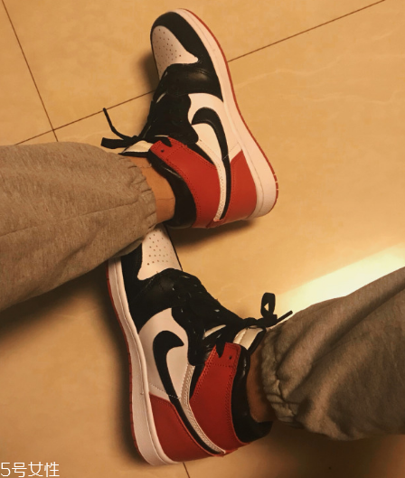 aj 1黑腳趾是荔枝皮嗎？aj 1黑腳趾皮質(zhì)是不是荔枝皮