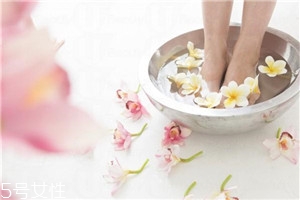 泡腳對女性的好處 女人每天晚上泡腳的好處 泡腳對女性的好處 女人每天晚上泡腳的好處