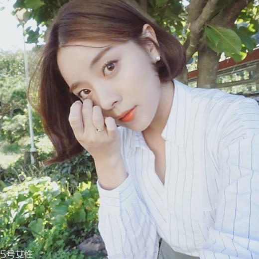 直發(fā)夾板怎么弄內(nèi)扣 直發(fā)夾板弄卷發(fā)圖解 直發(fā)夾板怎么弄內(nèi)扣 直發(fā)夾板弄卷發(fā)圖解